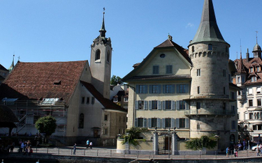 Kaplica św. Piotra w Lucernie (z lewej)