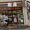 W założeniu sklepy sieci 7-Eleven mają być czynne od 7 rano do 11 wieczorem. Ale w Japonii często są