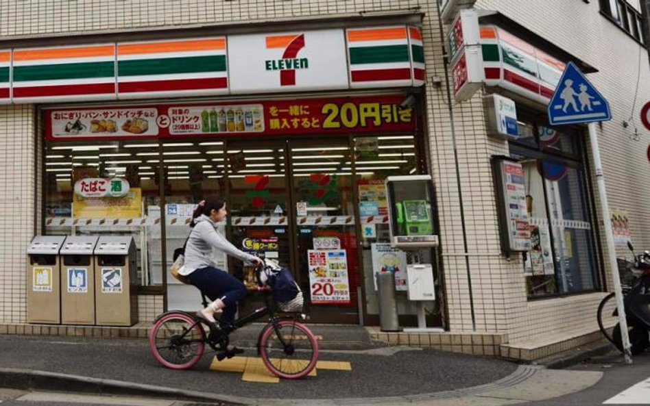W założeniu sklepy sieci 7-Eleven mają być czynne od 7 rano do 11 wieczorem. Ale w Japonii często są