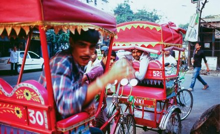 Rikszarze nie mają klaksonów. Rekompensują to temperamentem i siłą głosu.