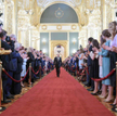 Tłum urzędników oklaskuje Władimira Putina w drodze na ceremonię zaprzysiężenia.