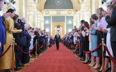 Tłum urzędników oklaskuje Władimira Putina w drodze na ceremonię zaprzysiężenia.