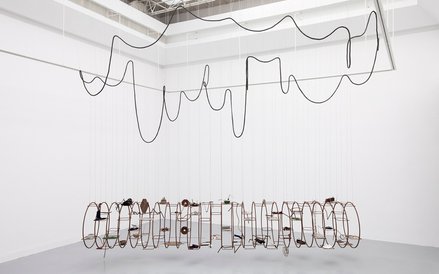 Iza Tarasewicz, Arena, 2014, włókno roślinne, masa asfaltowo-kauczukowa; TURBA, TURBO, 2015, instala