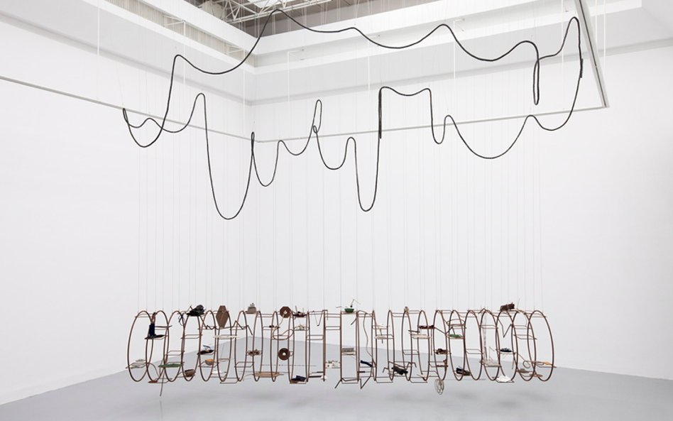 Iza Tarasewicz, Arena, 2014, włókno roślinne, masa asfaltowo-kauczukowa; TURBA, TURBO, 2015, instala