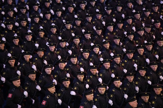 Rosyjscy marynarze podczas próby parady wojskowej z okazji Dnia Zwycięstwa, fotografia z 29 kwietnia