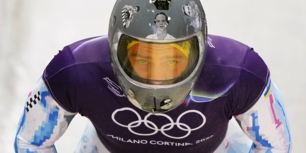 „Kask pamięci” przyczyną wyrzucenia Ukraińca z IO. Co na to prawo? I czy zawodnik wróci na tor?