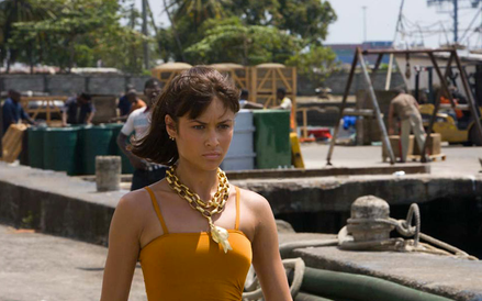 Olga Kurylenko jako Camille Podając się za niejakiego Mr. Slate'a, Bond poznaje piękną Camille, któr