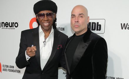 Merck Muriadis (z prawej), twórca Hypgnosis, w towarzystwie współzałożyciela zespołu Chic, Nile’a Ro