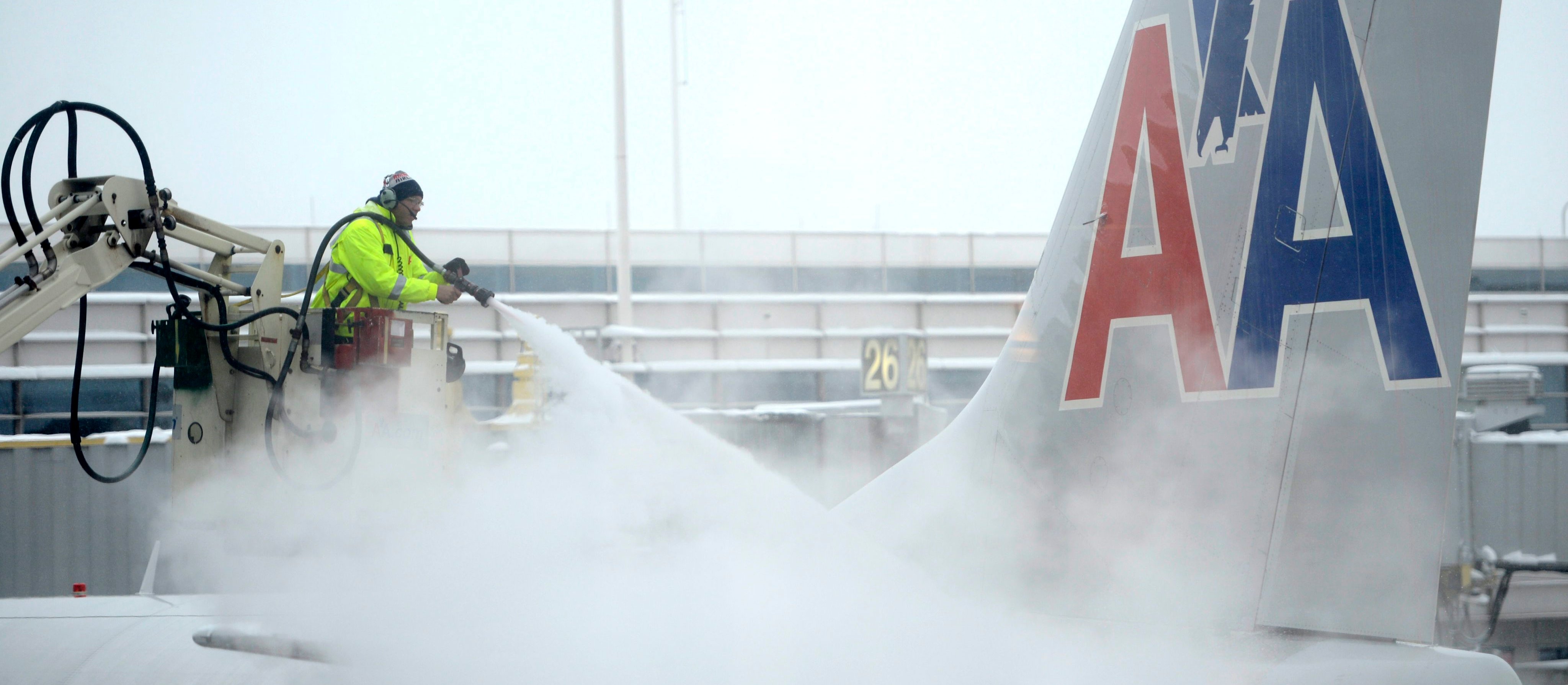 Lotniczy paraliż w USA. LOT wśród linii dotkniętych burzą Fern