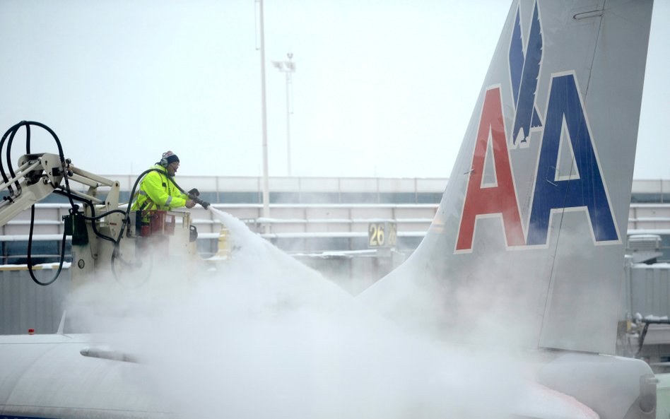 Lotniczy paraliż w USA. LOT wśród linii dotkniętych burzą Fern