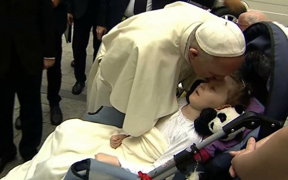 Papież ucałował chorą dziewczynkę