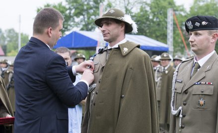 Maj 2016 roku: W Żurawicy tylko kapral nie salutował Bartłomiejowi Misiewiczowi
