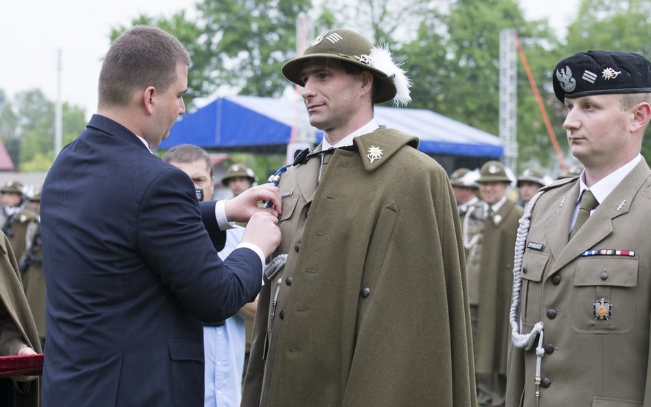Maj 2016 roku: W Żurawicy tylko kapral nie salutował Bartłomiejowi Misiewiczowi