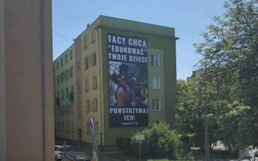 Ten baner budzi kontrowersje w Opolu, gdzie dziś ma się odbyć I Marsz Równości.