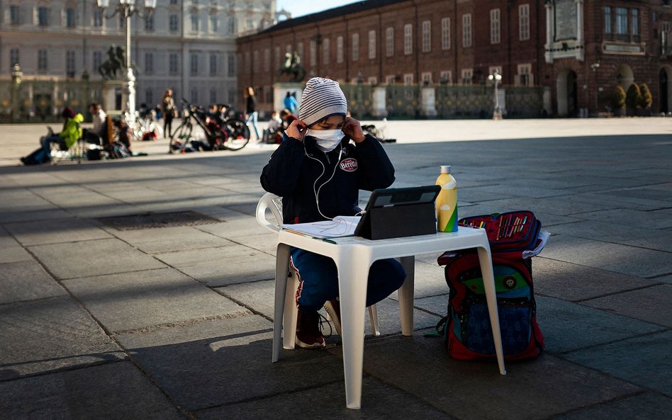 Uczeń na placu Castello w Turynie podczas protestu przeciw zamykaniu szkół, fotografia z 17 marca