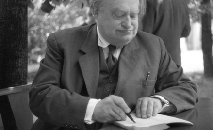 Stanisław Cat-Mackiewicz jako wzięty autor podczas kiermaszu książki w 1961 r. Za trzy lata wyśle pi