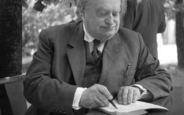 Stanisław Cat-Mackiewicz jako wzięty autor podczas kiermaszu książki w 1961 r. Za trzy lata wyśle pi