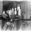 Thomas Alva Edison (1847–1931) podczas eksperymentów w swoim laboratorium