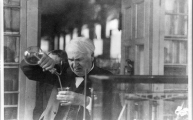 Thomas Alva Edison (1847–1931) podczas eksperymentów w swoim laboratorium