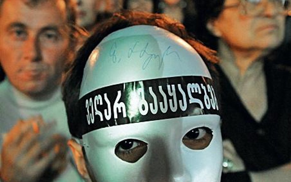 Zwolennicy opozycyjnej Zjednoczonej Koalicji manifestowali na ulicach w charakterystycznych maskach 