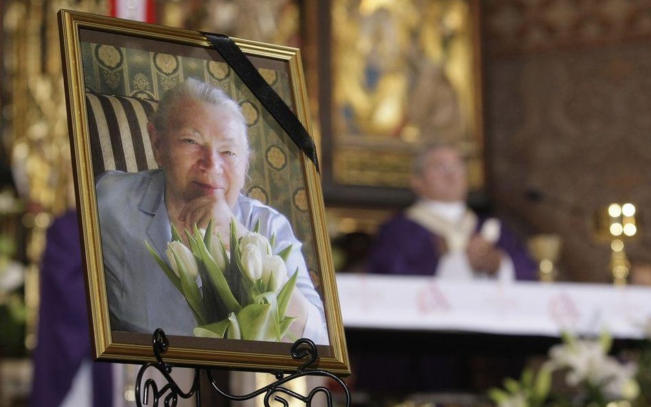 Pogrzeb Anny Walentynowicz, na zdjęciu jej portret przepasany kirem