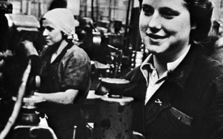 W 1944 r. w zmilitaryzowanych fabrykach radzieckich pracowały głównie kobiety.
