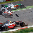 Lewis Hamilton (McLaren na pierwszym planie) i Giancarlo Fisichella (Force India, u góry) uniknęli k