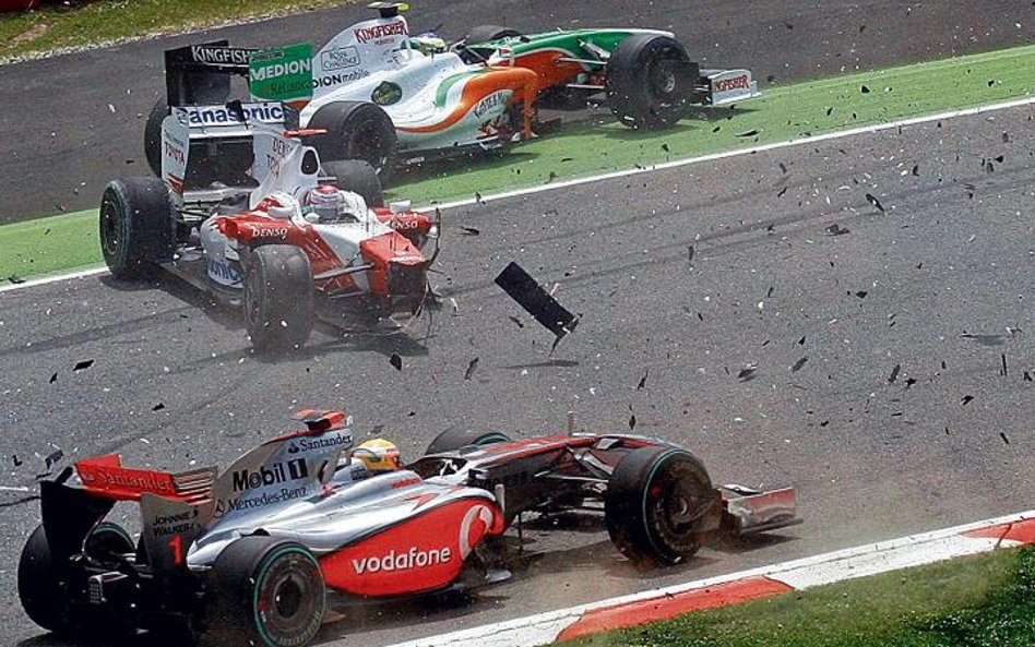 Lewis Hamilton (McLaren na pierwszym planie) i Giancarlo Fisichella (Force India, u góry) uniknęli k