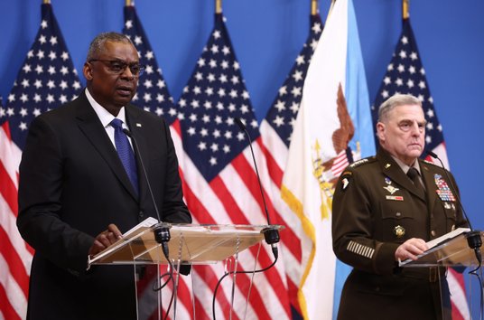 Sekretarz obrony USA Lloyd Austin (z lewej) na konferencji prasowej w Brukseli z przewodniczącym Kol