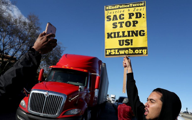 USA: Protesty po śmiertelnej pomyłce policjantów. iPhone'a pomylili z bronią