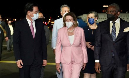 Nancy Pelosi na lotnisku w Tajpej.