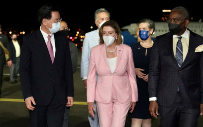 Nancy Pelosi na lotnisku w Tajpej.