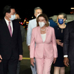 Nancy Pelosi na lotnisku w Tajpej.