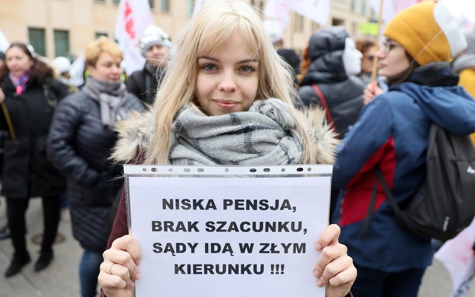 W jakim kierunku powinny zmierzać sądy? Manifestacja pracowników wymiaru sprawiedliwości przed Minis