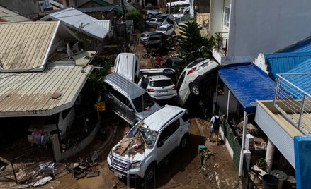 Zniszczenia po przejściu tajfunu Kalmaegi przez Cebu na Filipinach