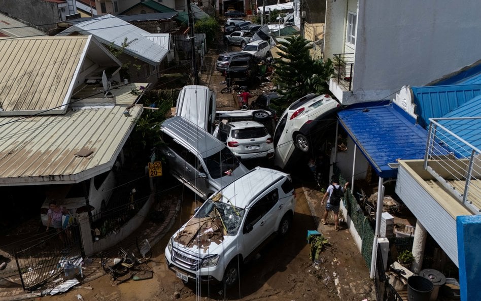 Zniszczenia po przejściu tajfunu Kalmaegi przez Cebu na Filipinach