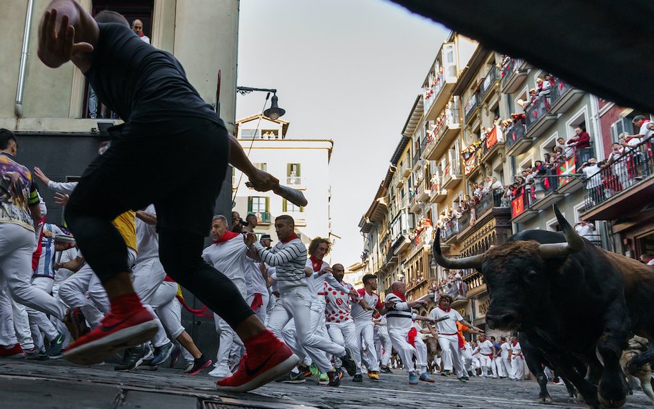 Uczestnicy festiwalu w Pampelunie – głównie przyjezdni – ryzykują zdrowie i życie. Ryzyko stratowani