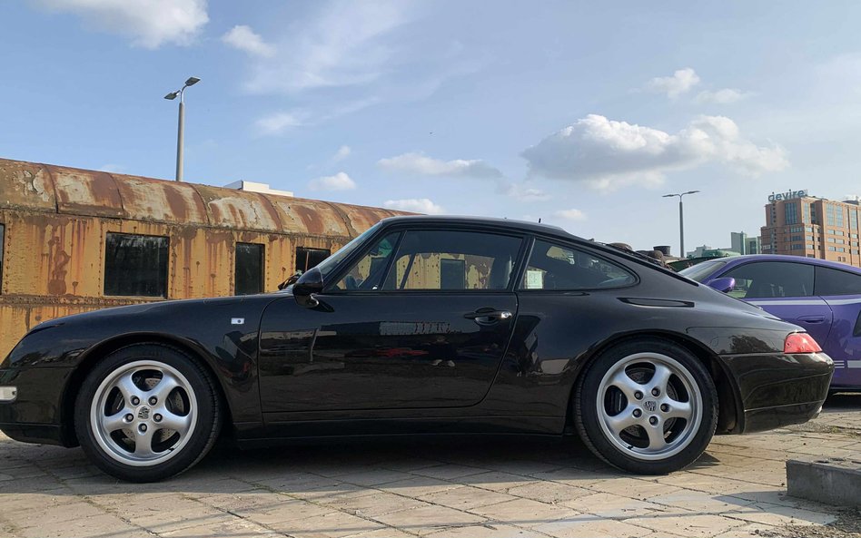 Eleganckie czarne Porsche 911