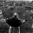 Pontyfikat Piusa XII przypadł na lata 1939–1958 (na zdjęciu: papież udziela błogosławieństwa Urbi et
