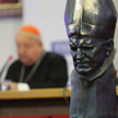 Konferencja KAI „Jan Paweł II – niepodległość ducha”. W tle kard. Stanisław Dziwisz