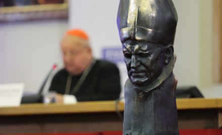 Konferencja KAI „Jan Paweł II – niepodległość ducha”. W tle kard. Stanisław Dziwisz