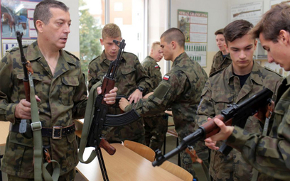 W wielu szkołach istnieją już klasy wojskowe. Teraz MON chce postawić na konkretne wyszkolenie uczni