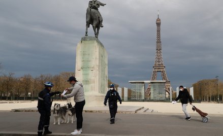 Francja: W dobę zmarło 636 osób zarażonych koronawirusem