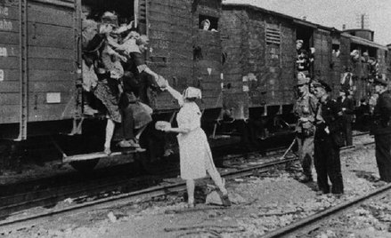 Przez obóz przejściowy w Pruszkowie Dulag 121 przewinęło się ok. 650 tys. osób, w tym 550 tys. miesz