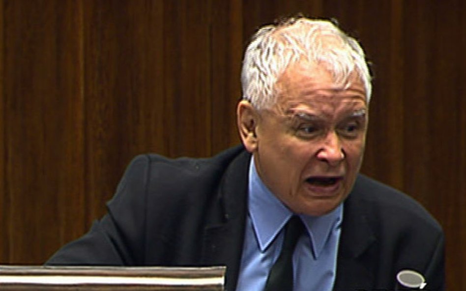 Jarosław Kaczyński przemawiający z mównicy sejmowej