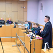 Adwokat oskarżonego w tzw. "sprawie Skóry" Łukasz Chojniak (po prawej) podczas rozprawy w Sądzie Ape