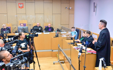 Adwokat oskarżonego w tzw. "sprawie Skóry" Łukasz Chojniak (po prawej) podczas rozprawy w Sądzie Ape