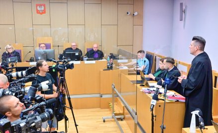 Adwokat oskarżonego w tzw. "sprawie Skóry" Łukasz Chojniak (po prawej) podczas rozprawy w Sądzie Ape