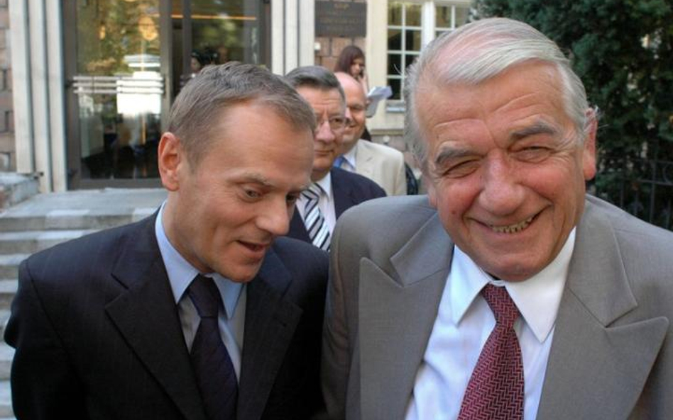 Donald Tusk i Zbigniew Religa w 2005 r.