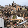 Czuhujiw, Ukraina, 15.02.2024. Zniszczenia spowodowane rosyjskim ostrzałem rakietowym w mieście Czuh